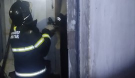 Gás de cozinha pega fogo e teto de residência desaba após incêndio no bairro do Poço