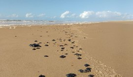 Manchas de óleo devem surgir no litoral alagoano até 2021