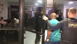 Advogado é preso acusado de agredir mulher em apartamento na Jatiúca