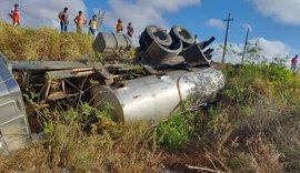 Caminhão capota após motorista perder o controle na AL-220, em Major Izidoro