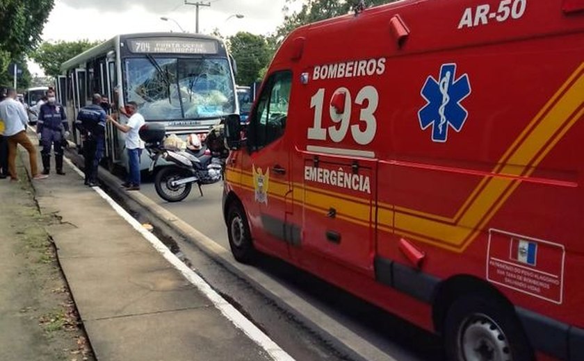 Colisão entre dois ônibus deixa nove pessoas feridas na Av. Fernandes Lima