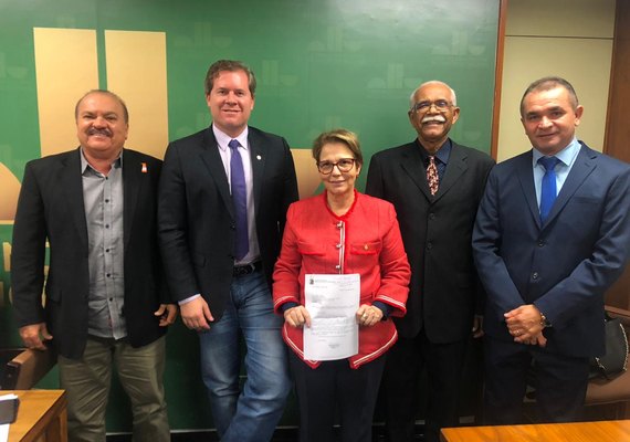 Pindorama entrega projeto de construção de barragens a ministra da Agricultura