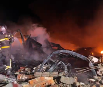 Drone registra destruição após incêndio em fábrica no Distrito Industrial
