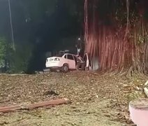 Vídeo: carro perde controle e quase cai em ribanceira no Farol, em Maceió