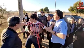 Irritado: Bolsonaro puxa gola de camisa de youtuber; saiba mais