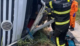 Motorista fica preso às ferragens após tombamento de caminhão em Maceió