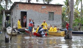 Marechal Deodoro: após chuvas, moradores ilhados recebem vacinas