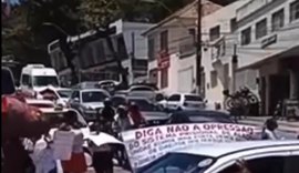 Mulheres de detentos protestam no Centro de Maceió e Gerenciamento de Crises minimiza: 'Evento simbólico'