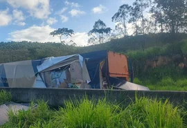 Carreta tomba e carga é saqueada na BR-101, em Messias