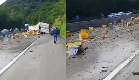 Carreta com carga de cerveja tomba na BR-101 e parte da carga é saqueada