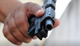 Homem é preso após manter esposa e filhos sob ameaça com arma em Rio Largo