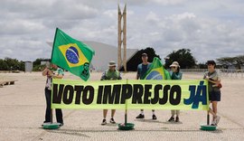 Bolsonaristas protestam a favor do voto impresso no Planalto Central