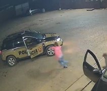 Vídeo: Mulher escapa de sequestro ao saltar de carro e pedir ajuda à PM em MG
