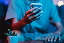 Uso excessivo de telas impacta saúde dos olhos, da mente e da pele, alertam especialistas