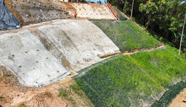 Prefeito JHC realiza visita técnica às obras de contenção de encosta no Morada dos Palmares