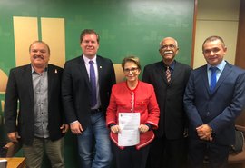 Pindorama entrega projeto de construção de barragens a ministra da Agricultura