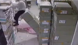 Vídeo: jovem distraído no celular cai em buraco e é salvo por pilha de caixas