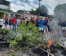 Moradores protestam contra falta de água na Ladeira do Calmon
