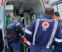 Acidente entre caminhão e moto deixa uma pessoa gravemente ferida em Maceió