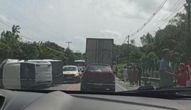 Capotamento em Satuba deixa trânsito lento na BR-316