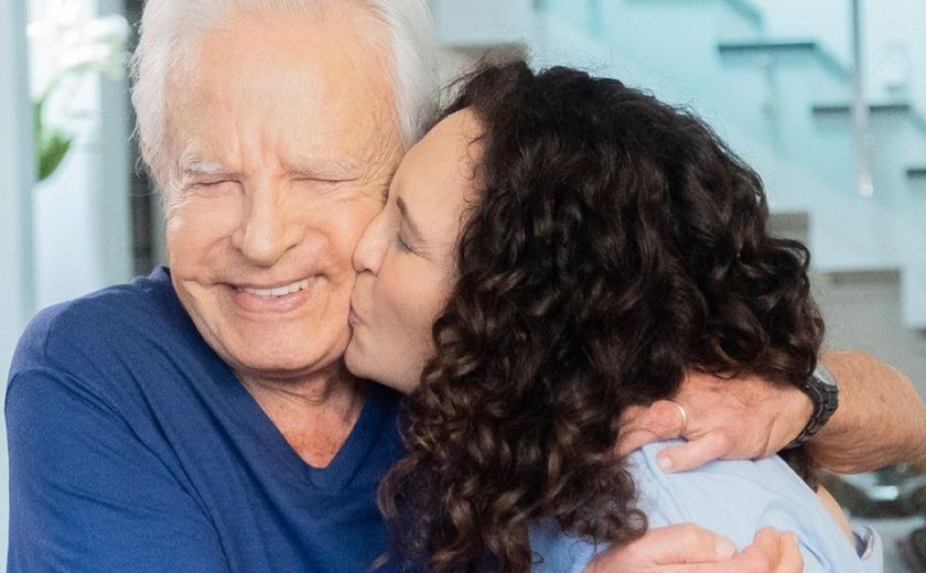 Cid Moreira posta fotos românticas com a sua esposa após polêmicas