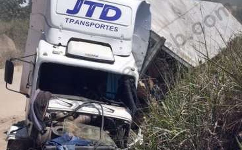 Mulher morre sufocada ao tentar saquear caminhão tombado em São Miguel dos Campos