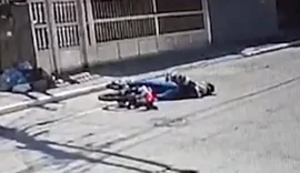VÍDEO: após praticar roubo, menor morre ao passar mal e cair de moto