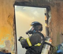 Bombeiros se mobilizam para apagar incêndio em residência em Arapiraca