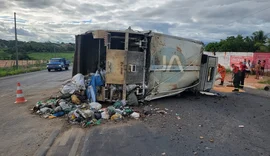 Acidente com caminhão de coleta deixa dois feridos na AL-115