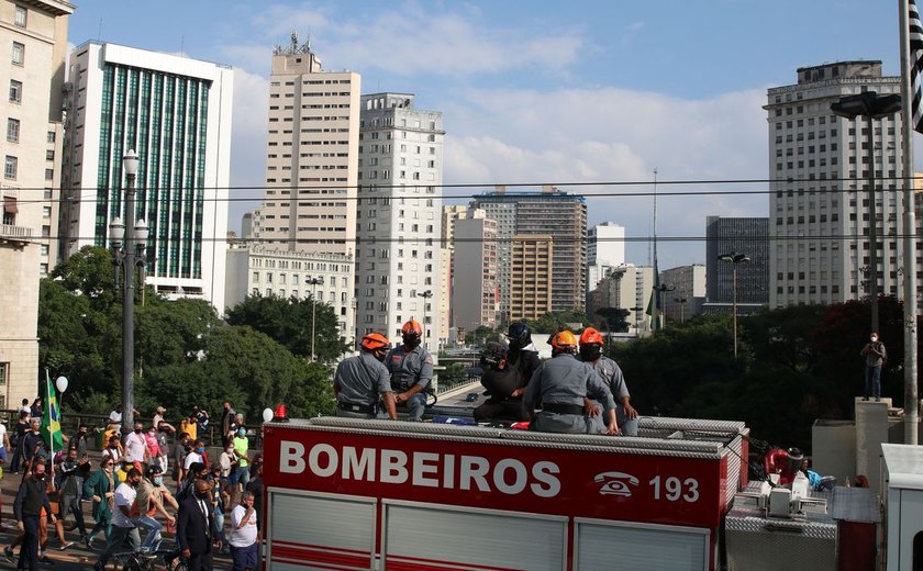 Parentes, amigos e apoiadores se despedem de Bruno Covas