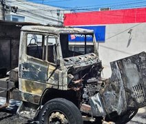 Incêndio atinge caminhão no meio da rua no Tabuleiro, em Maceió
