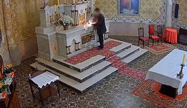 Homem detona explosivo no altar de igreja histórica