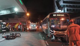 Acidente envolvendo motoqueiro e ônibus deixa feridos em Maceió