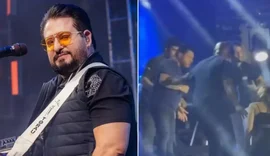 Cantor Marrone cai de palco, bate a cabeça e show é encerrado