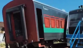 Trem antigo colide com VLT após suposta falha em estação ferroviária de Satuba