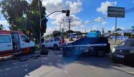 Colisão envolve viatura da Polícia Civil e caminhonete na Durval do Góes Monteiro
