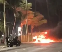 Carro é destruído por chamas no bairro Cruz das Almas, em Maceió