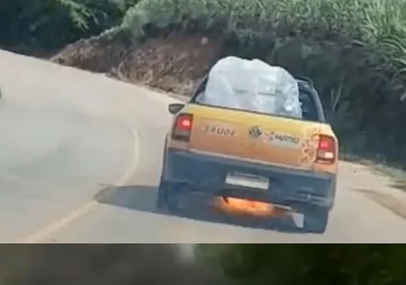 Carro de prefeitura pega fogo na AL-105, em São Luís do Quitunde