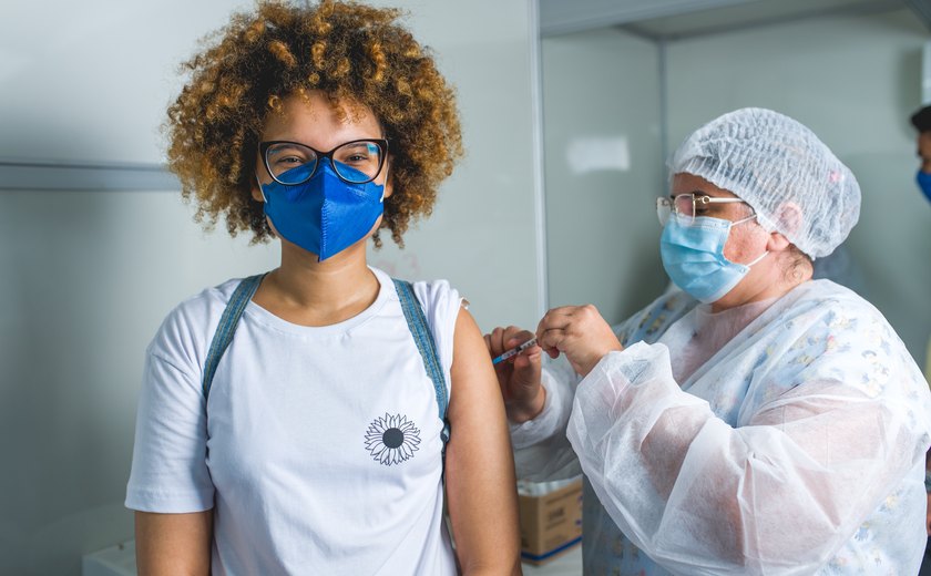 Maceió começa a vacinar adolescentes de 13 anos com iniciais de H a N nesta quarta (15)