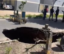 Cratera se abre na Jatiúca e preocupa moradores e motoristas que acessam a via