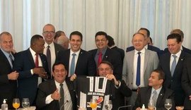 Deputado alagoano presenteia presidente da República com camisa do ASA
