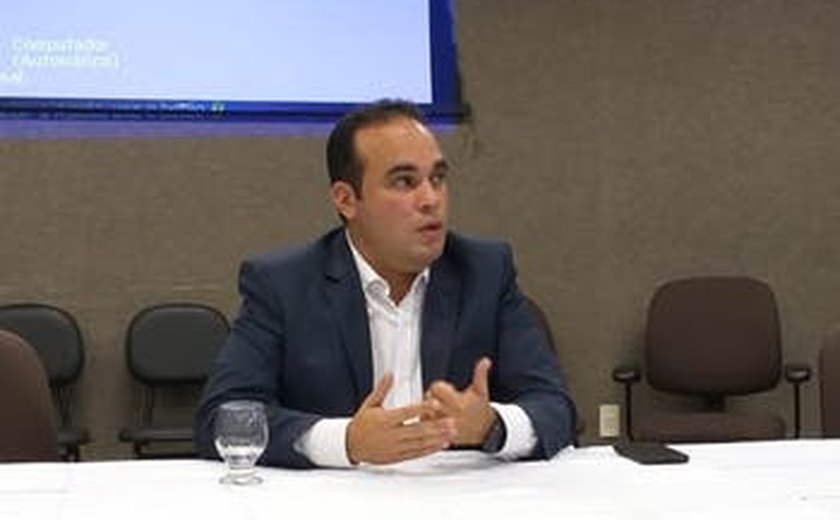 Queria viver no Instagram oficial do governador, ironiza Davi Maia durante coletiva