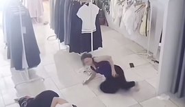 Rato entra na calça de funcionária durante momento de descanso e vídeo viraliza