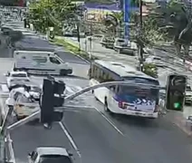 Vídeo mostra momento em que ambulância com gestante colide com ônibus e capota em Maceió