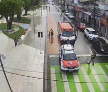 Agressão é flagrada por câmeras de segurança em praça no Centro de Maceió e suspeito é detido