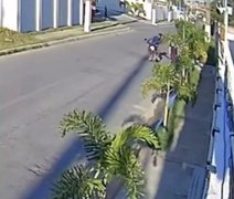 Motociclista é flagrado por câmeras de segurança dando tapa em nádegas de mulher em via pública de Maceió