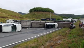 Caminhão-cegonha tomba com dez veículos em Flexeiras
