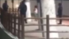 Vídeo: Guarda municipal de Palmeira dos Índios é flagrado agredindo homem com tapa no rosto