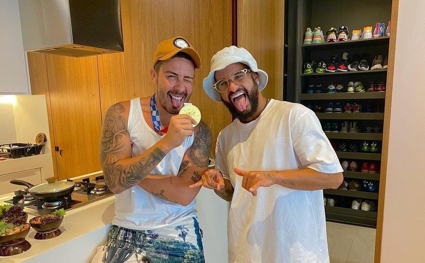 Campeão olímpico, Ítalo Ferreira visita Carlinhos Maia e surfa em Maceió