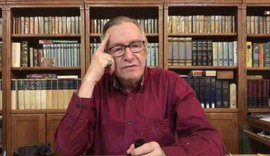 'Será sepultado na terra redonda', disse parlamentar ao lamentar a morte de Olavo de Carvalho